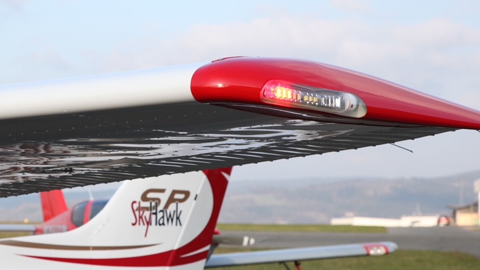 Aveo Conforma wingtip LED close-up on a SkyHawk